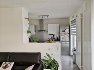 Photo de galerie - Voici une photo de réalisation proposée pour un Voisin. Ouverture entre salon et espace cuisine. 