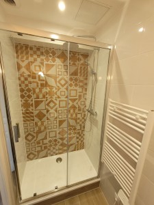 Photo de galerie - Rénovation salle bain: Installation receveur de douche, meuble vasque, WC...