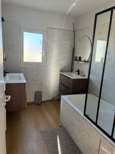 Photo de galerie - Salle de bain des enfants après rénovation 