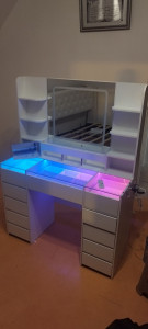 Photo de galerie - Montage du coiffeuse avec LED