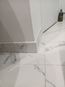 Photo de galerie - Des finitions impeccables pour un résultat qui fait la différence.
Pose de plinthes en carrelage réalisée avec précision pour une finition élégante, durable et soignée.
Vous avez un projet de rénovation ou de le construction ?
n'hésitez pas à me contactez
