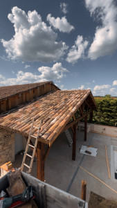 Photo de galerie - Réalisation d’une charpente traditionnelle apparente avec couverture en tuiles.