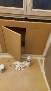 Photo de galerie - Pose façade portes en MDF a finir en bêton ciré 