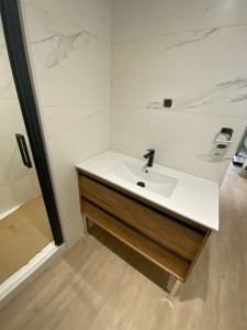 Photo de galerie - Pose d’un meuble vasque 