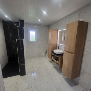 Photo de galerie - Faïence salle de bain complète imitation marbre noir et blanc en 60x60
