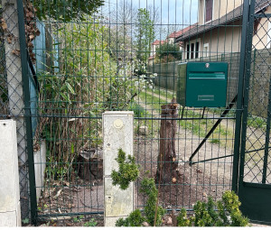 Photo de galerie - Réalisation grillage avec boîtes sur socle fabriqué main 