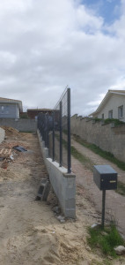 Photo de galerie - Pose  clôtures, rigide , maçonné, grillagé, bois ...
ci dessus, une clôture rigide fixé sur de la maçonnerie.
