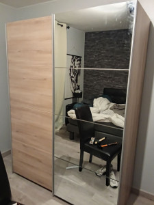 Photo de galerie - Armoire deux portes coulissantes : côté gauche: penderie + porte coulissante comprenant 4 panneaux assemblée. côté droit: 5 étagères + porte coulissante 4 panneaux miroir assemblée ensemble. 