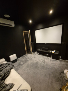 Photo de galerie - Création d'une salle de cinéma, isolation phonique complète sol, mur et plafond, installation de climatisation, électricité, plancher OSB etc