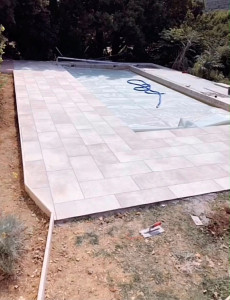 Photo de galerie - Pose carrelage pour cette piscine 