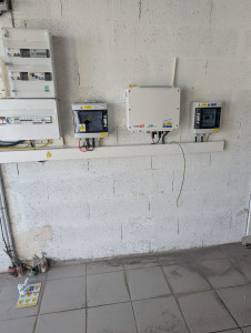 Photo de galerie - Installation d'un onduleur solar edge 8 kilowatt crête, coffret de protection continue ,coffret de protection alternatif et installation du disjoncteur au tgbt 
