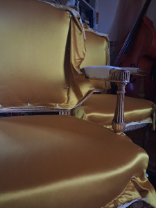 Photo de galerie - Fauteuils Louis XVI aves soie doré, en cours de realisation