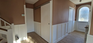 Photo de galerie - Réalisation de soubassement en bois puis peinture du soubassement et des murs