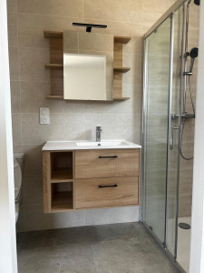 Photo de galerie - Aménagement complet d’une salle de bain : pose de carrelage mural, installation du meuble vasque, des meubles hauts et de la cabine de douche. Un travail soigné pour un résultat moderne et élégant !