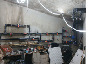 Photo de galerie - L'installation des arrivées d'eau 
 après