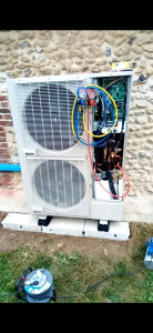Photo de galerie - Entretien d’une pompe à chaleur air/eau : contrôle de l’unité extérieure, vérification des raccordements, nettoyage des composants et contrôle du bon fonctionnement de l’installation.
