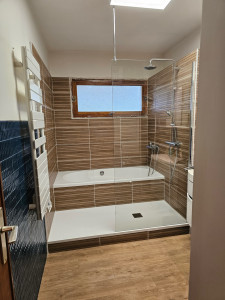 Photo de galerie - Rénovation complète de cette salle de bain avec pose baignoire et receveur de douche, création cloison et pose du sol en parquet 