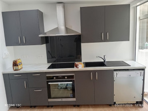 Photo de galerie - Pose complète d'une cuisine Lapeyre avec électroménager et fileur de finition (murs pas droits). 