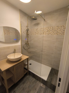 Photo de galerie - Création d'une douche avec pose de la faîence , du carrelage , création ligne électrique , pose de miroir et meuble vasque 