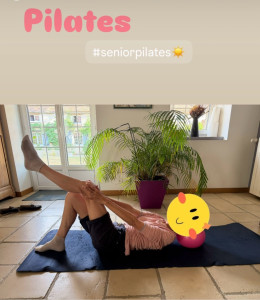 Photo de galerie - Session Pilates senior à la maison 