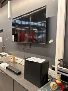 Photo de galerie - Télé suspendue au mur
