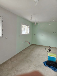 Photo de galerie - Réalisation d'un salon cuisine ouverte peint en 2 tons . 