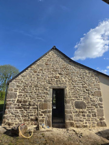 Photo de galerie - Après intervention: Nettoyage ,rénovation des joints et réalisation d'un enduit monocouche gratter sur l'extension en parpaing. 


 