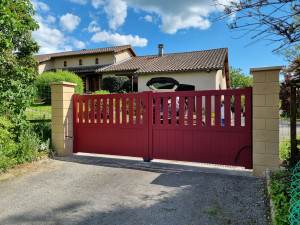 Photo de galerie - Installations poteaux, Installations gaines électriques avant de couler les poteaux. pose du portail aluminium rouge