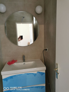 Photo de galerie - Pose meuble lavabo miroir après réfection sdb totale 