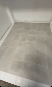 Photo de galerie - Réalisation d’une pose de carrelage au sol avec calepinage régulier. 
