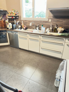 Photo de galerie - Nettoyage complet de la cuisine : plan de travail, évier et sol propres.