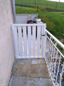 Photo de galerie - Fabrication et pose d'un portillon en tube acier et remplissage lame bois 