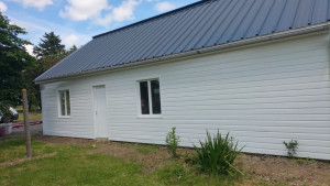 Photo de galerie - Remis en état d'un garage en bois 

ponçage à nu du bois , traitement du bois   peinture blanche satin en 3 couche 