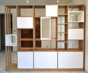 Photo de galerie - Bibliothèque sur mesure servant de claustra entre une entrée et un salon