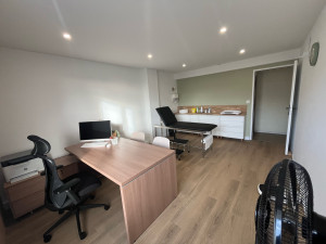 Photo de galerie - Pose de parquet, peinture couleur, rénovation de bureau