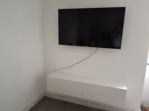 Photo de galerie - J'ai accroché une télévision au mur ainsi qu'un meuble .