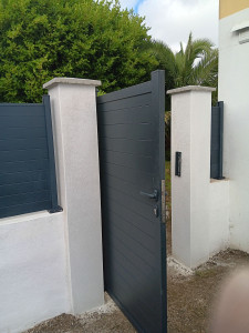 Photo de galerie - Portillon avec clôture et enduit  et mur 