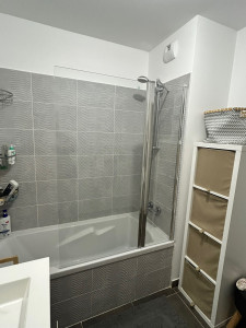 Photo de galerie - Pose d’une paroi de baignoire