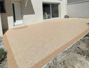 Photo de galerie - Moquette de pierre réalisée à partir de marbre concassé, assurant un excellent drainage de l’eau et une finition antidérapante.