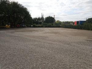 Photo de galerie - Remise au propre, Parking.
Passé de la terre à du cailloux (0/20)