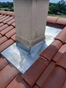 Photo de galerie - Abergement de cheminée en zinc