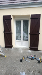Photo de galerie - Pose fenêtre PVC pose volet bois 