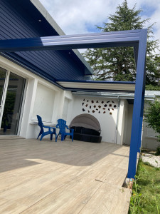Photo de galerie - Pose d’une pergola bioclimatique bleu canard 