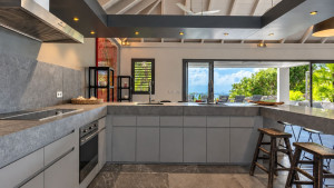 Photo de galerie - Pose de cuisine dans villa de luxe
