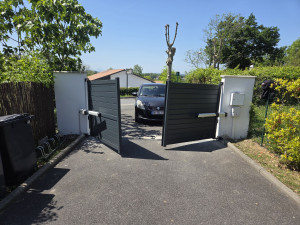 Photo de galerie - Portail avec rattrapeur de pente + motorisation 