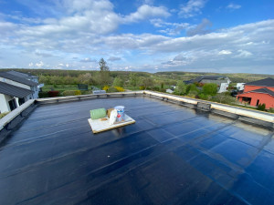 Photo de galerie - Réalisation d’une étanchéité complète sur toiture terrasse pose de membrane bitumineuses soudé au chalumeau avec traitement soigné des relevés des angles et des points singulier, afin de garantir une parfaite étanchéité travail, propre durable. 