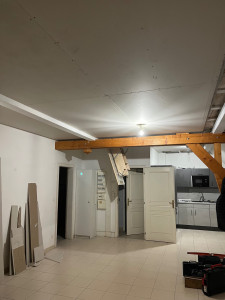 Photo de galerie - Réalisation d’un faux plafond et de l’éclairage par spot lumineux (passage des gaines branchements etc…)