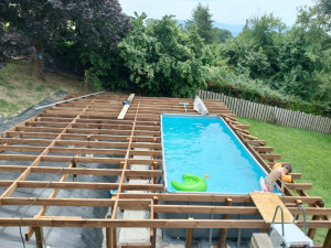 Photo de galerie - Mise en place d'une structure bois autour de piscine autoportée . 