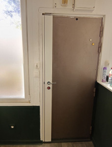 Photo de galerie - Suite à une perquisition de la Police il a fallu réparer en urgence le bâti et la serrure qui ont été fortement endommagé. 

La cliente à finalement pu rentrer chez elle satisfaite du travail réalisé.