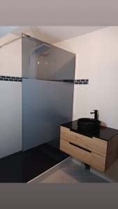 Photo de galerie - Rénovation complète de salle de bain avec pose de douche et meuble lavabo.